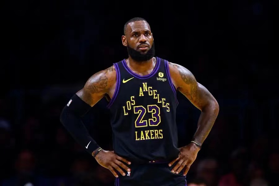 詹姆斯升旗夜25 三双:109次三双连创纪录 末节11分险导逆转