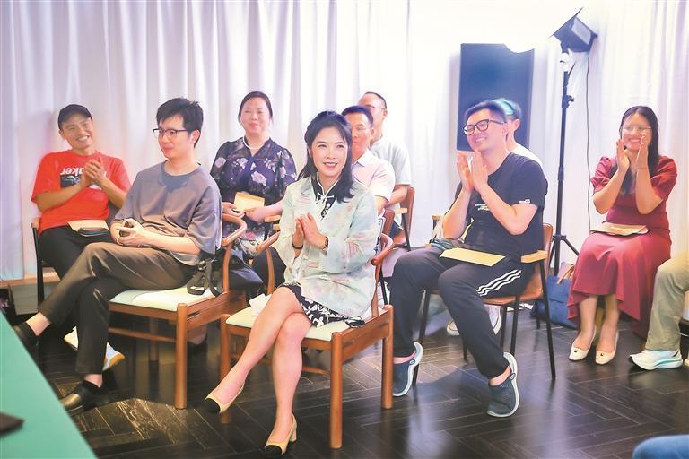 嘿听创始人老崔和主持人佳倩(右)与听众互动.