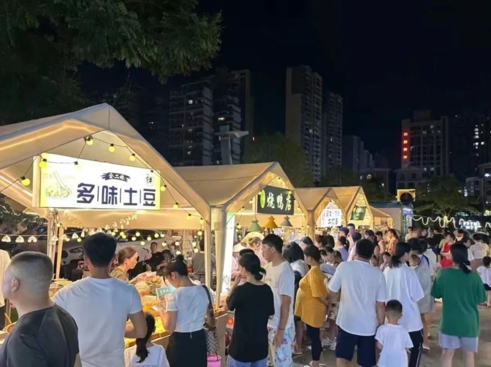 举办学生夜市,童趣易货区,跳蚤市场,后备箱集市等主题夜市,打造游乐