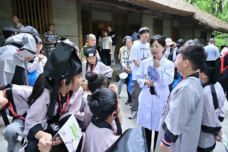 成都仁品到杜甫草堂春日研学探寻千年诗韵赋能健康成长
