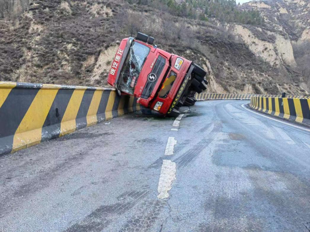 货车转弯速度过快 导致失控侧翻