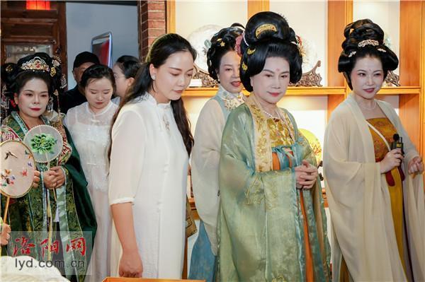 二刷洛邑古城!董明珠又来洛阳穿汉服了