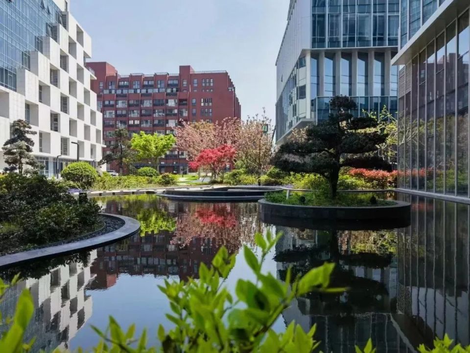 目前,九淦168智能生态产业园已新增品牌便利店,中餐厅,小吃馆等,为