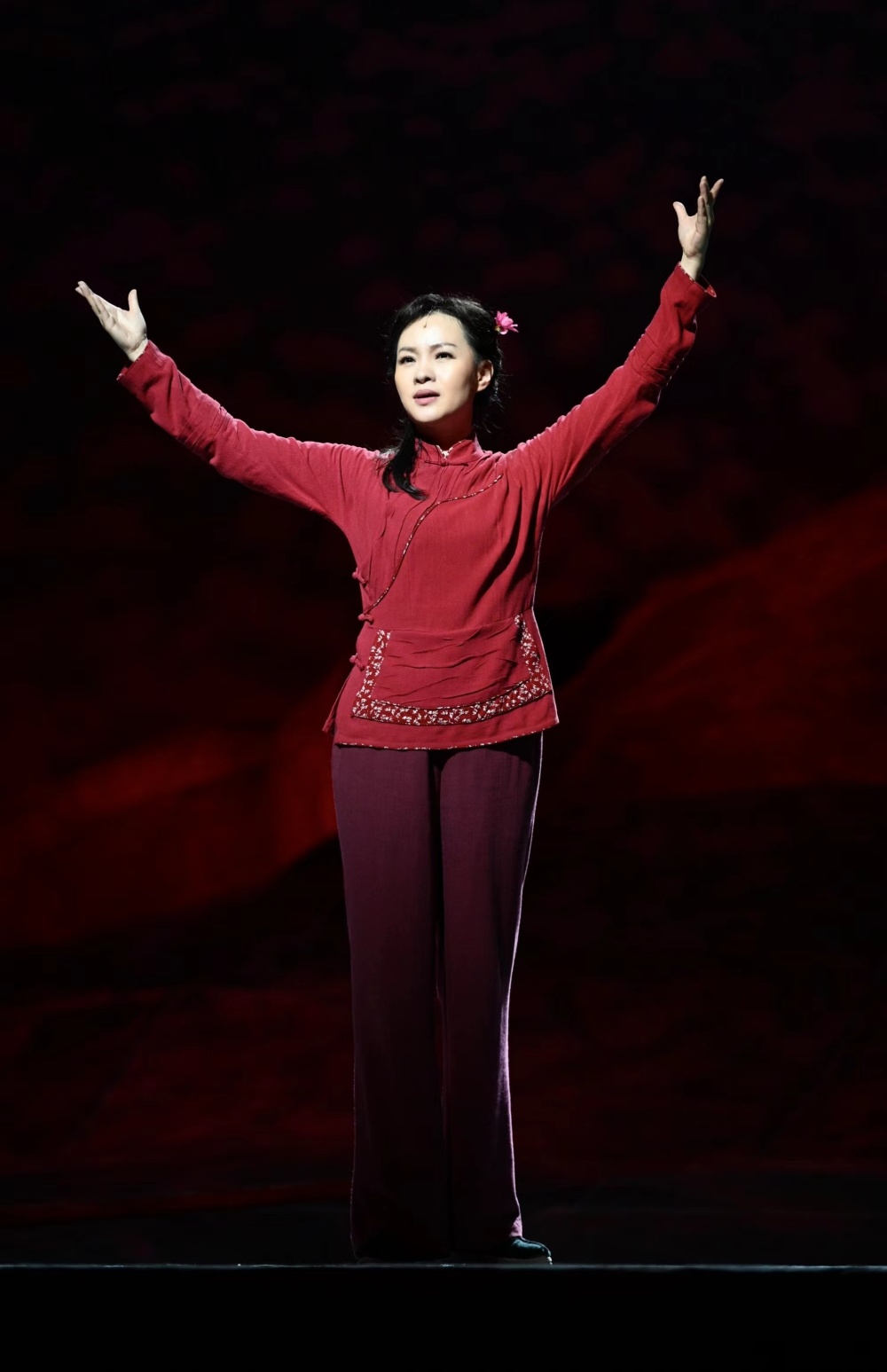 国家大剧院版党的女儿四轮登台著名歌唱家雷佳传承民族经典要怀有最大