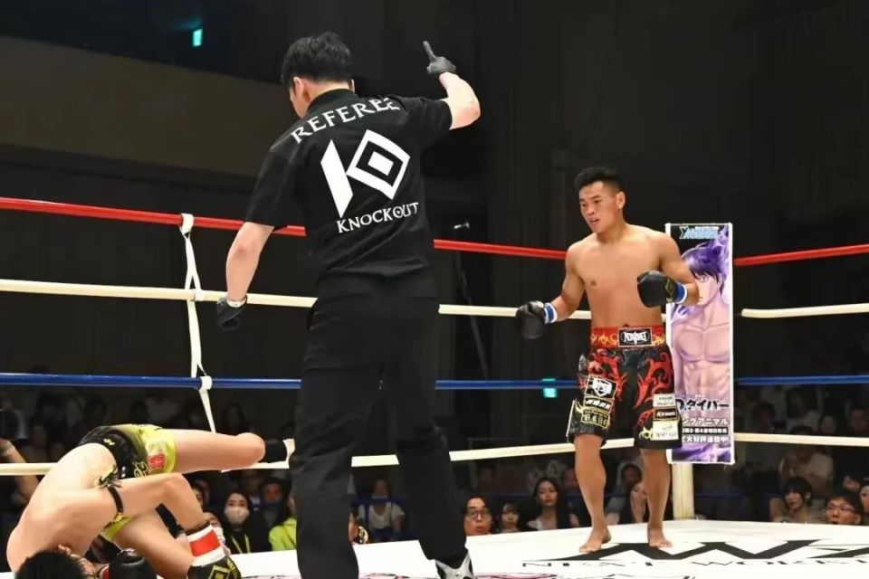 昨晚中国猛将击倒日本双金腰带王者