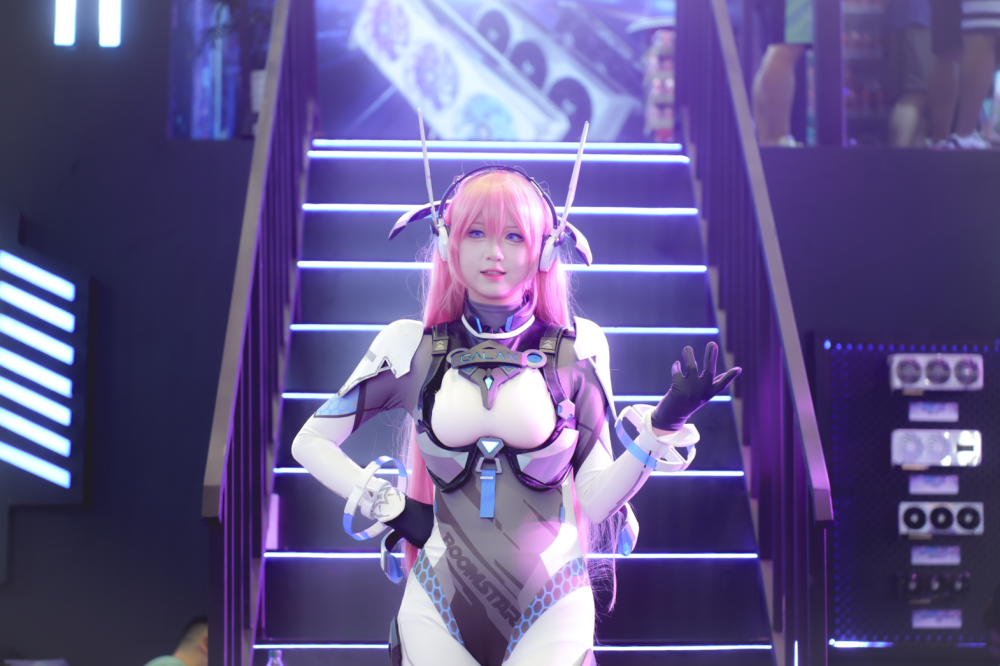 感受巨型mod主机 神还原星曜娘cos!打卡bw 2024影驰站台