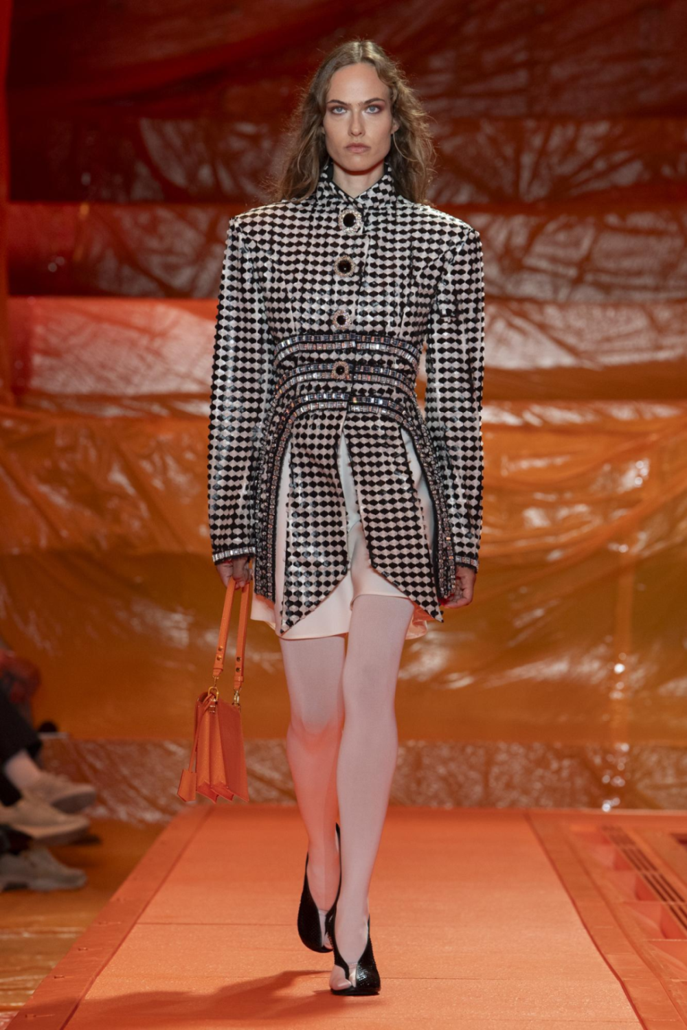 想象路易威登女性,从她穿的衣服开始