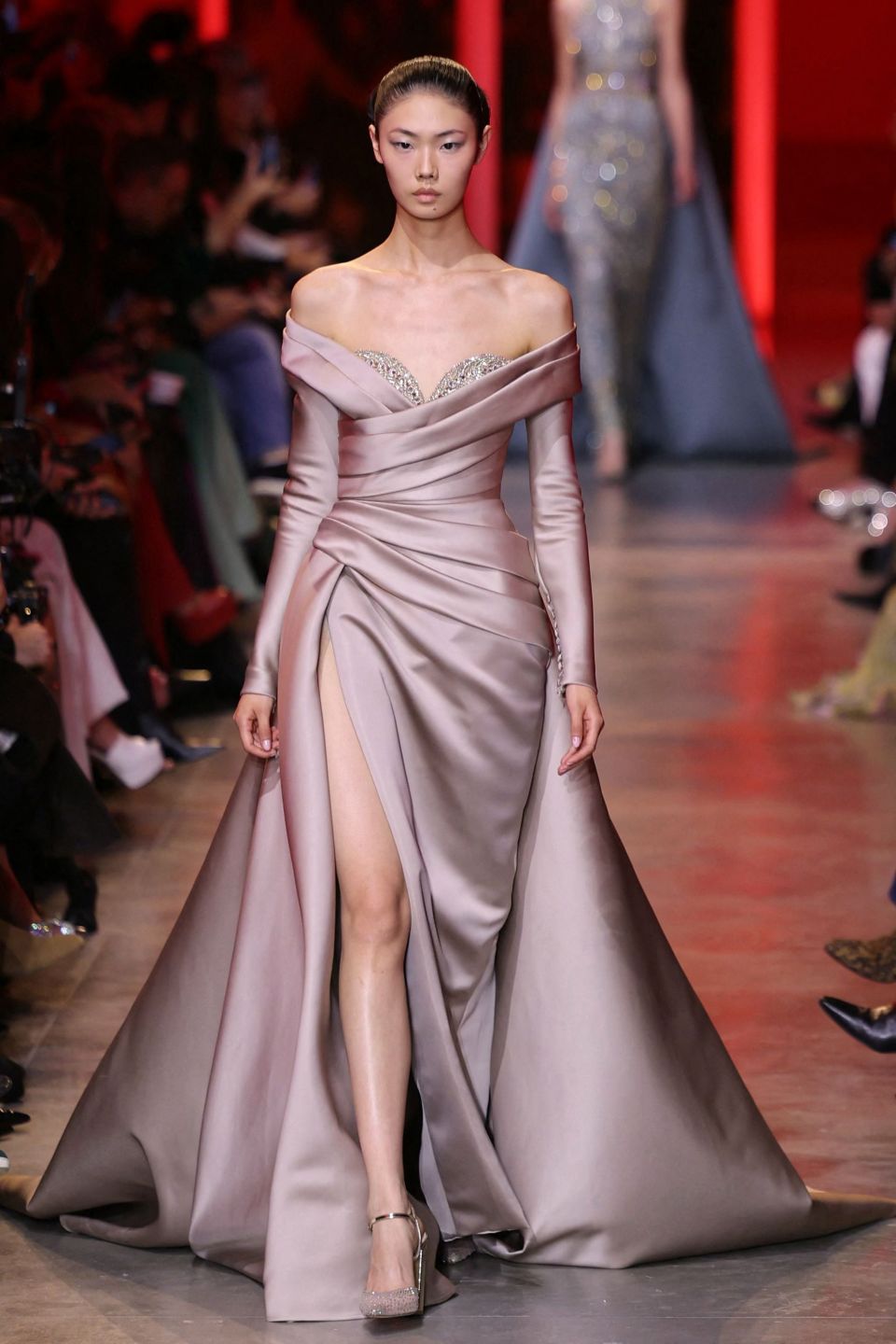 1月24日,模特在法国巴黎高级定制周上展示elie saab品牌的2024春夏