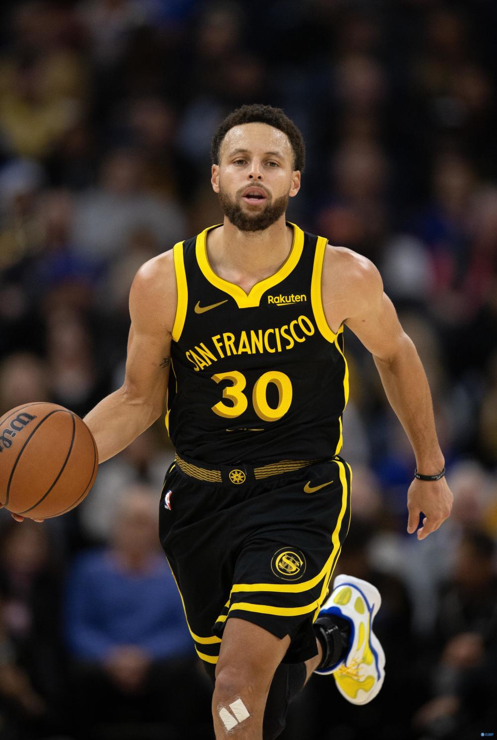 库里首节3分&三节打卡砍30分4板7助_腾讯新闻