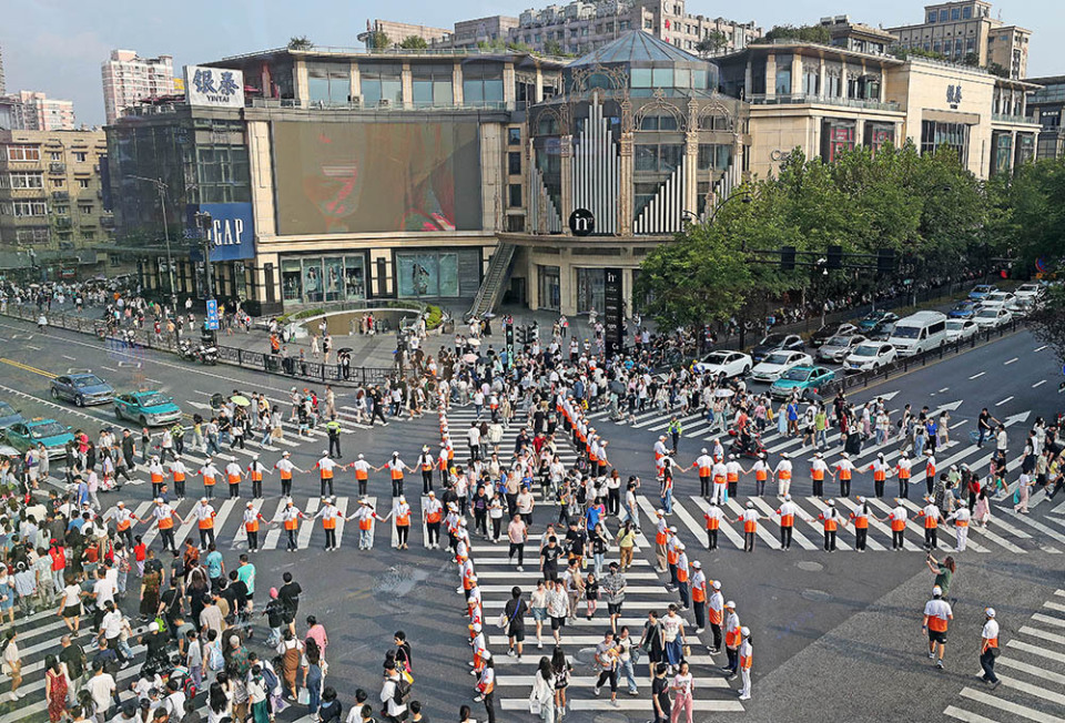 【图集】路口树"人墙",商圈人流量"爆表":各地开启人山人海模式