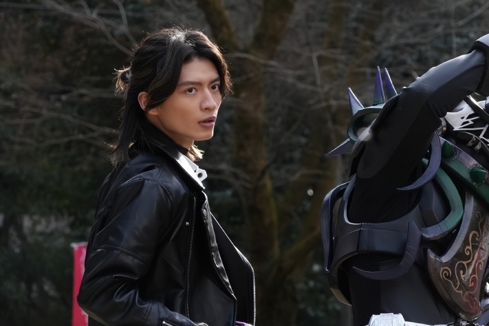 假面骑士极狐:四骑霸牛更换新造型解锁新形态 不愧是工地彦祖_腾讯