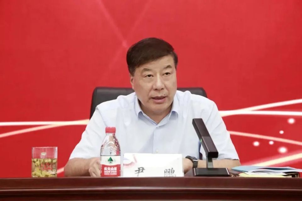 与不法商人勾肩搭背,山东国惠投资控股集团原董事长尹鹏被"双开"_腾讯