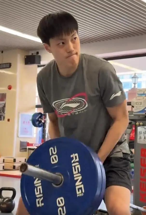 胡明轩海外特训照片流出,新发型惹争议,被某地球迷接连嘲讽