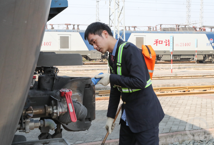新春走基层钢铁驼队驰骋不停重庆机务段为全市经贸稳定发展持续贡献