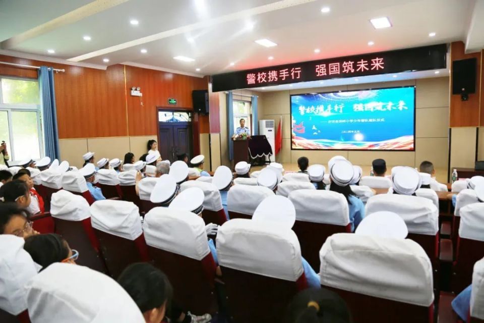 荆门交警联合市教育局在荆门市竹园小学开展"平安六一61你我同行