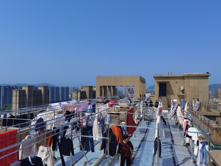 晾晒体验新高度!杭州萧山小区楼顶超大晾衣场怎么建成的?_腾讯新闻