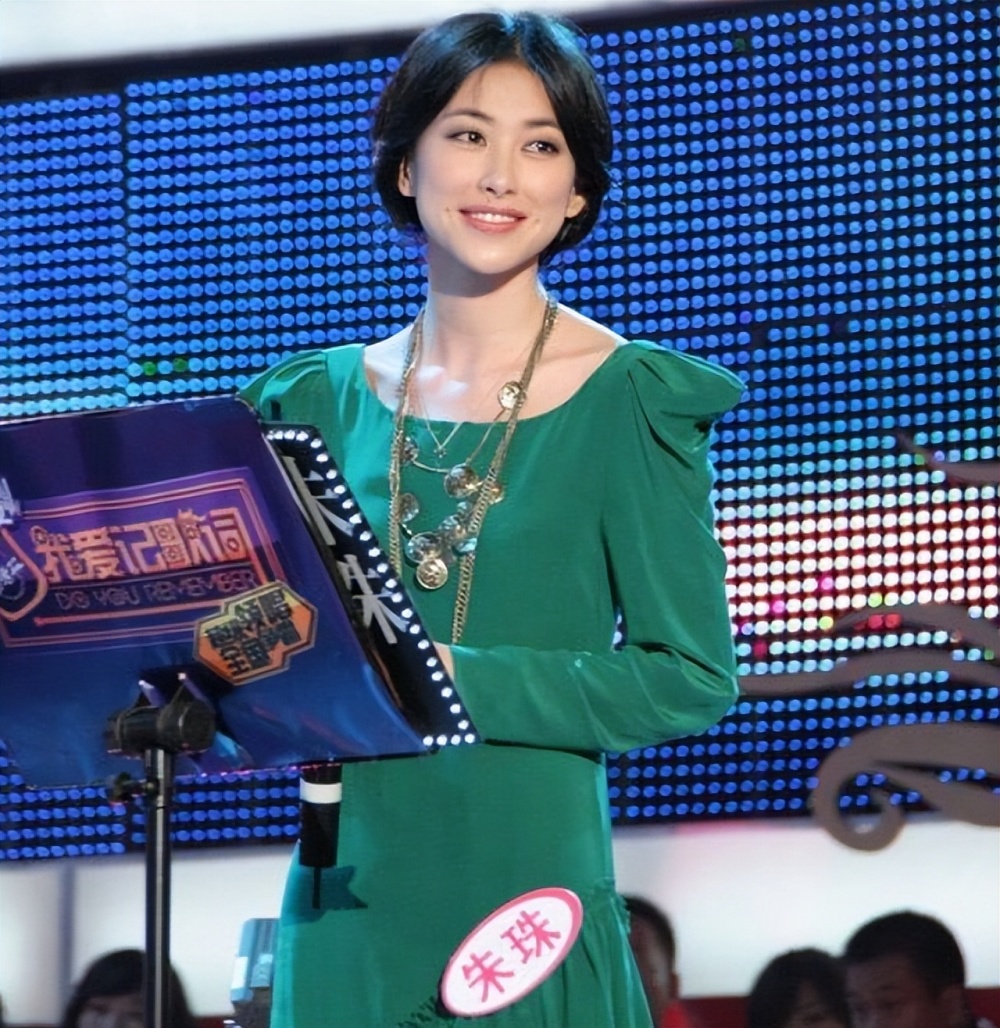 我认识朱珠不是因为《mtv天籁村》,不是她"红三"或者"尤文老板娘"的