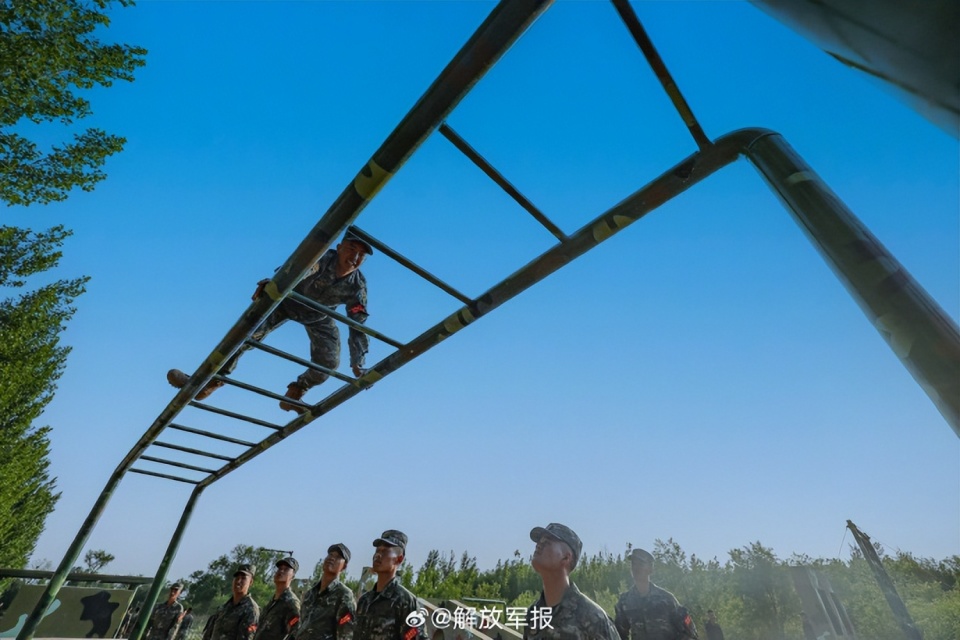 感受400米障碍训练现场