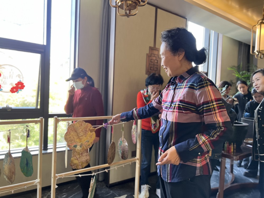 郑东新区龙湖办事处九如意社区开展拾趣花漾芳华邂逅非遗漆扇主题活动