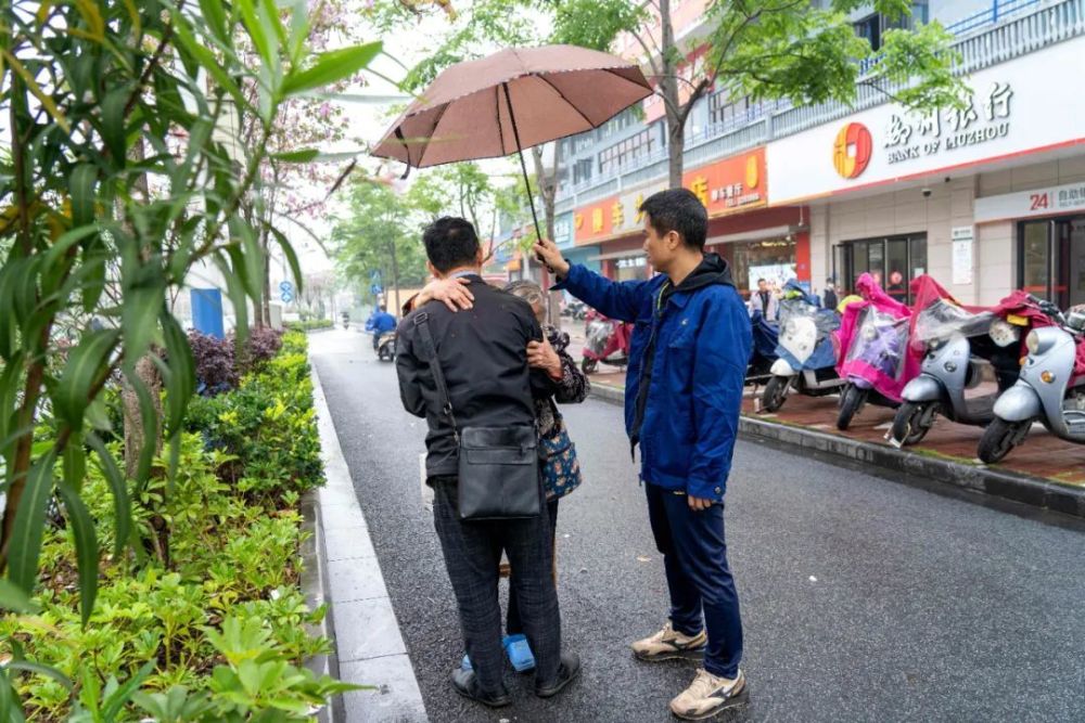 暖心!广西小伙为摔倒受伤老人撑伞挡雨_腾讯新闻