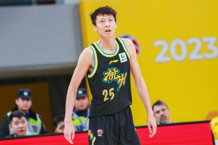 绝对功臣!赵岩昊三分11中7得到25分3板2助3断 两记三分锁胜局