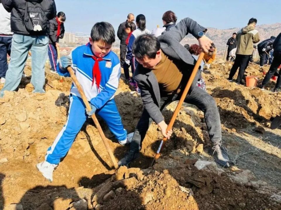 植树春风里 且看山河绿——丹山小学植树节主题活动_腾讯新闻