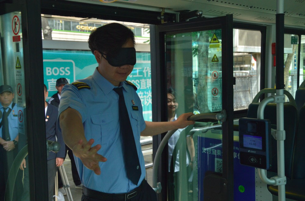 戴眼罩拄拐杖北京公交司机换位体验残障人士不便