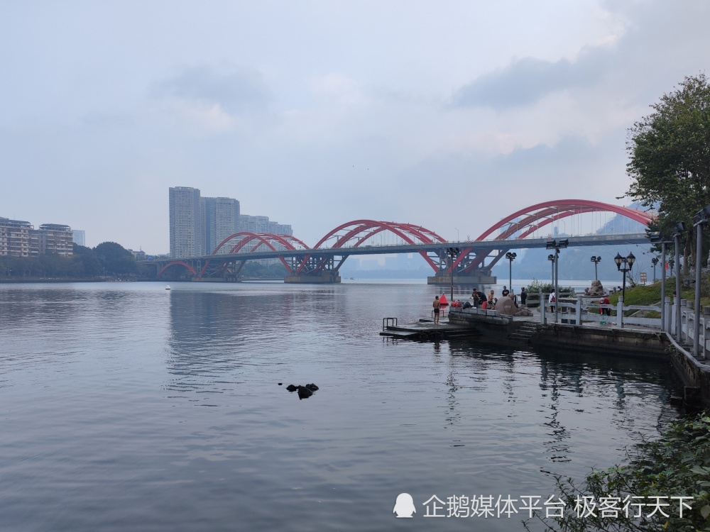 柳州江滨公园,地处柳江百里画廊核心,看没入江中的水下古井奇观_腾讯