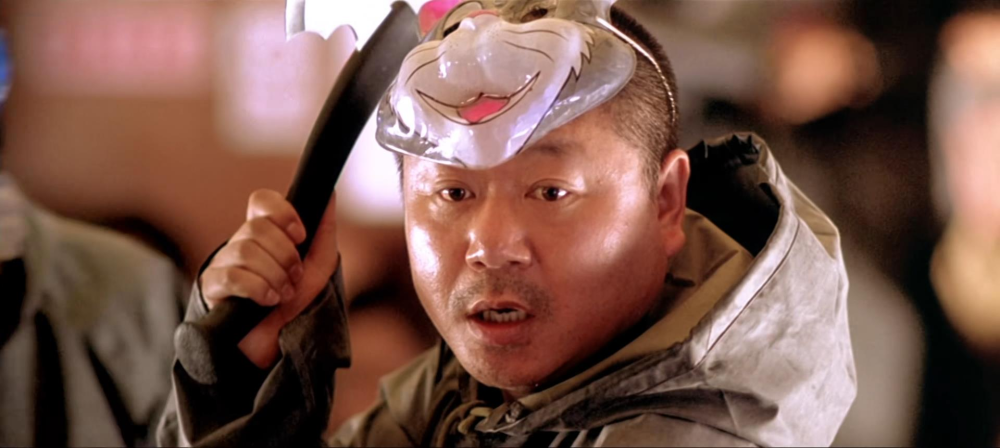 这让我想起了黄渤在《疯狂的石头》结尾处抢到面包,疯狂奔跑的情节;亦