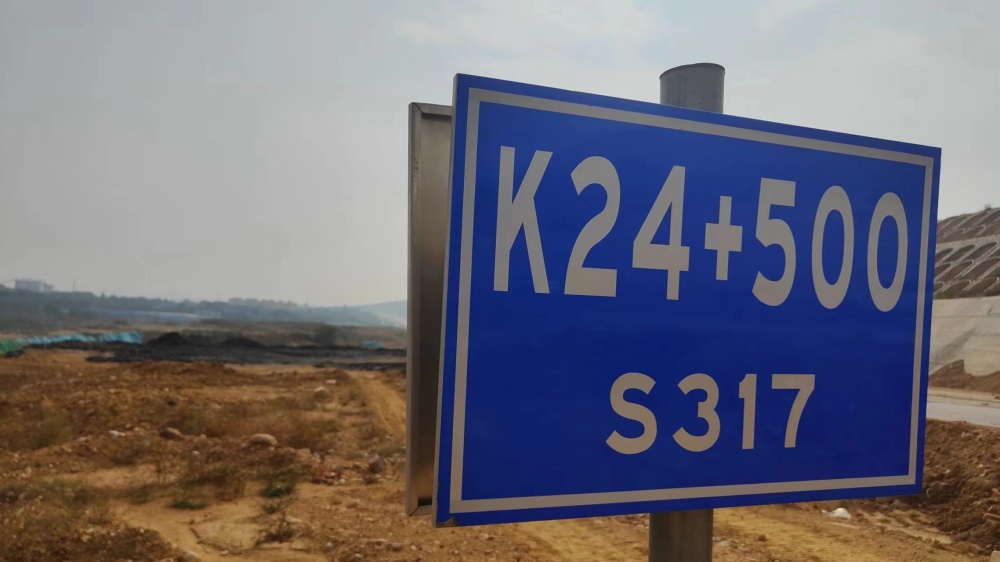 河南一省道沿线出现大量黑矿渣，村民：大车半夜偷倒，私家车打掩护