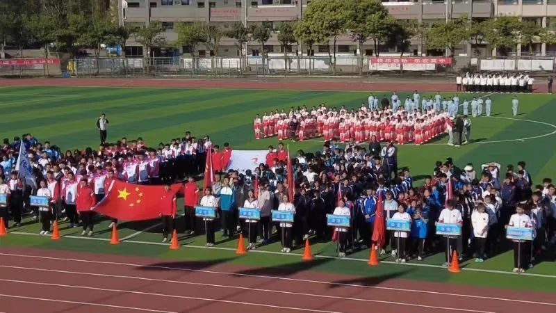 齐聚峨眉一中1000余名运动健儿演绎速度与激情