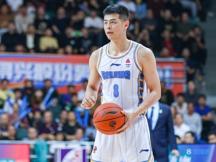 新京报讯 (记者刘晨)3月7日晚,北汽男篮主场大胜四川男篮,曾凡博崴脚