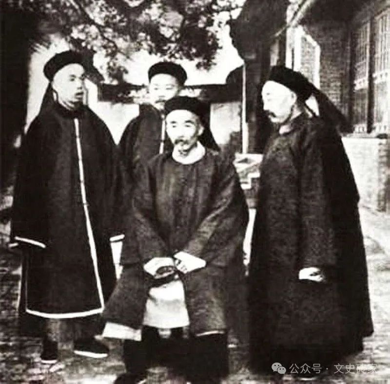 的愤恨,便联合庄亲王载勋,辅国公载澜,大学士刚毅等满族权贵主战派,在