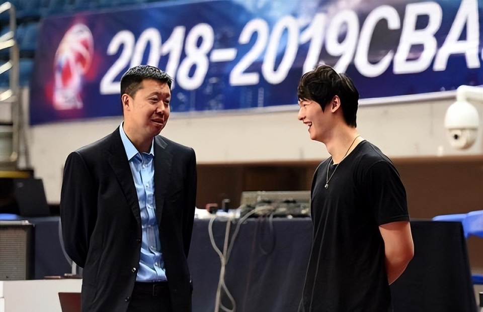 王治郅:王哲林刚出道喜欢篮下转圈 我说你转2圈就行3圈就3秒违例了