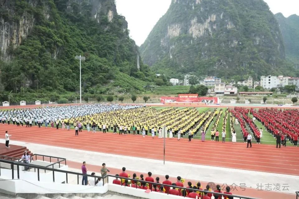 —凌云县中学举行"为高三学子送祝福"活动