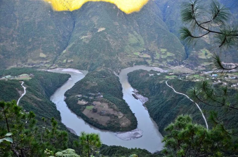 2,独龙江这里处于云南与西藏,缅甸交界的地方,生活着人口非常少的独龙