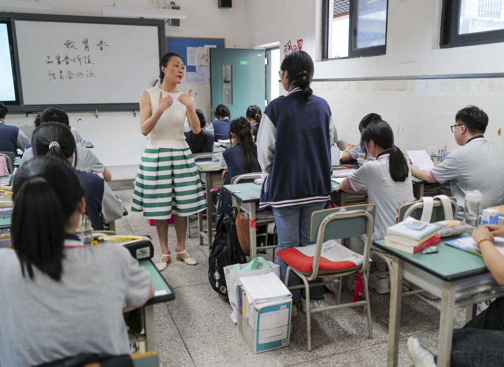 图片故事丨高三教师曾昕:我们站在山岗上目送