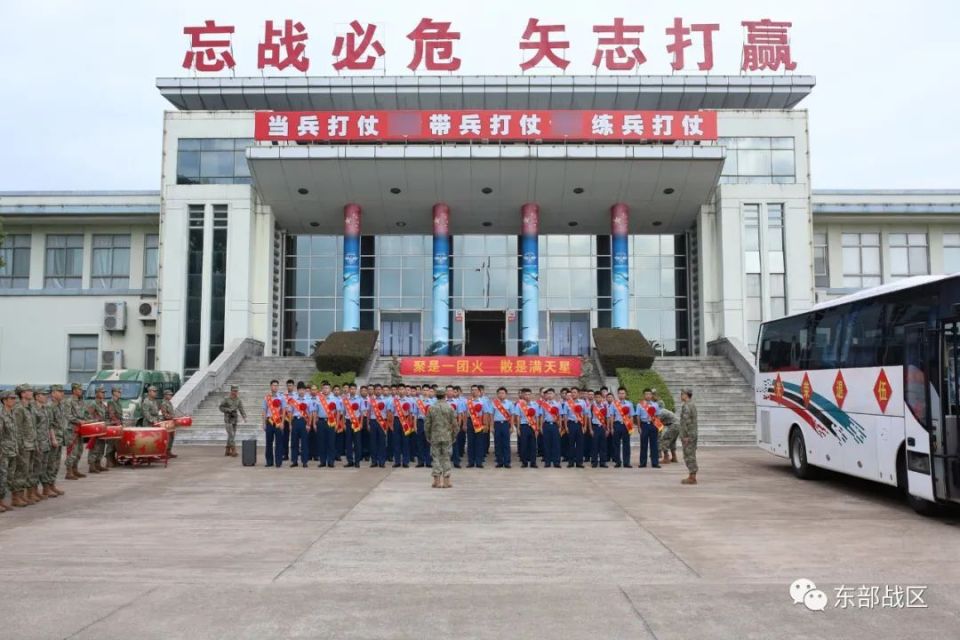 (刘钧,黄国泰,何欢,毛宇钦  供稿)92602部队脱下军装,不改担当转身,亦