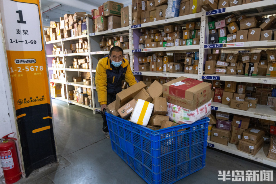 5万件,"双十一"青大快递中心满仓