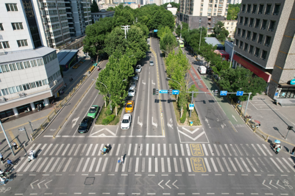 西安这个十字路口启用"五车并联掉头"!