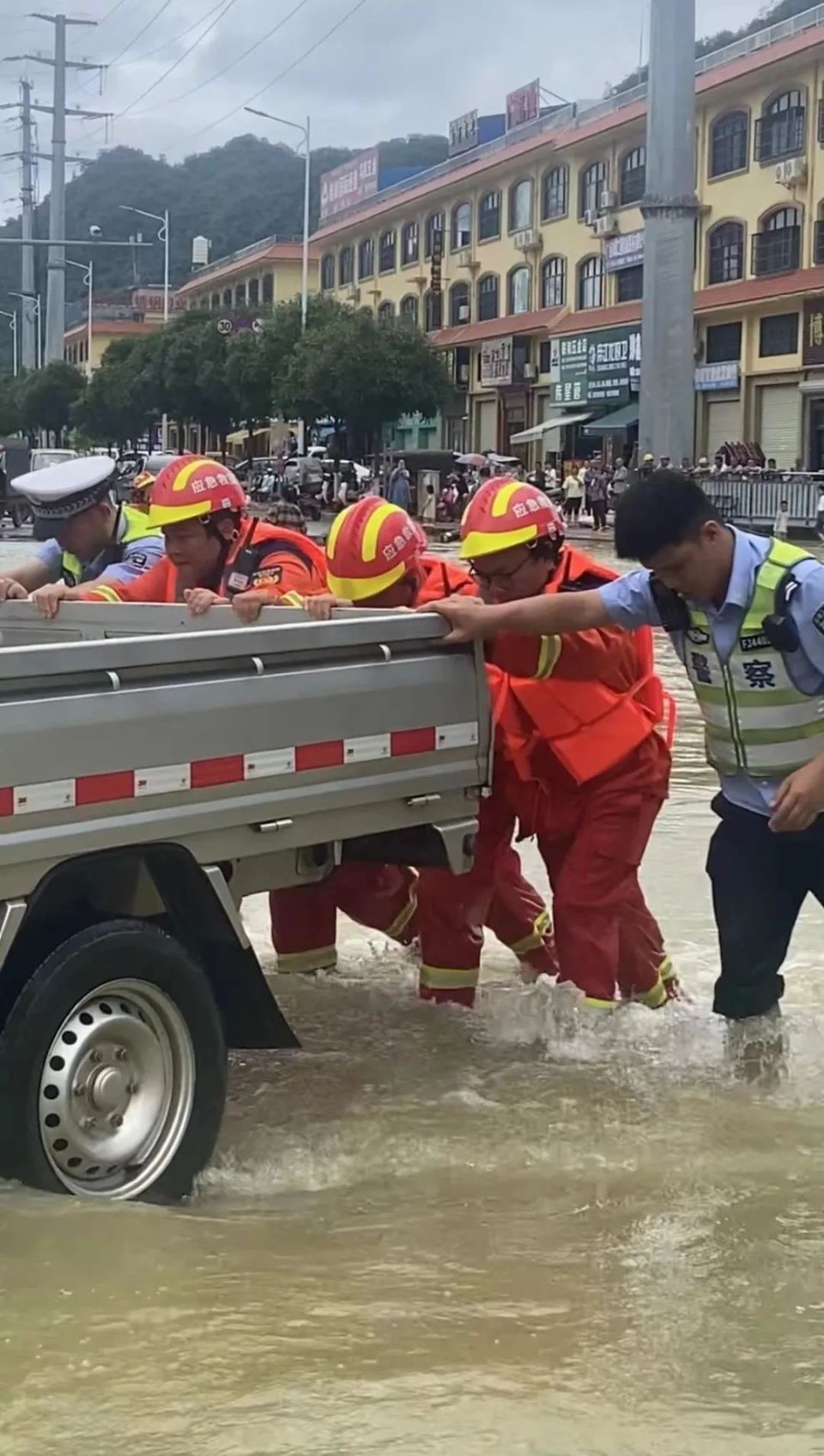 天等县全力防汛抢险救援