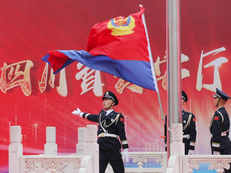 省公安厅举行2025年中国人民警察节升警旗暨荣誉授予仪式