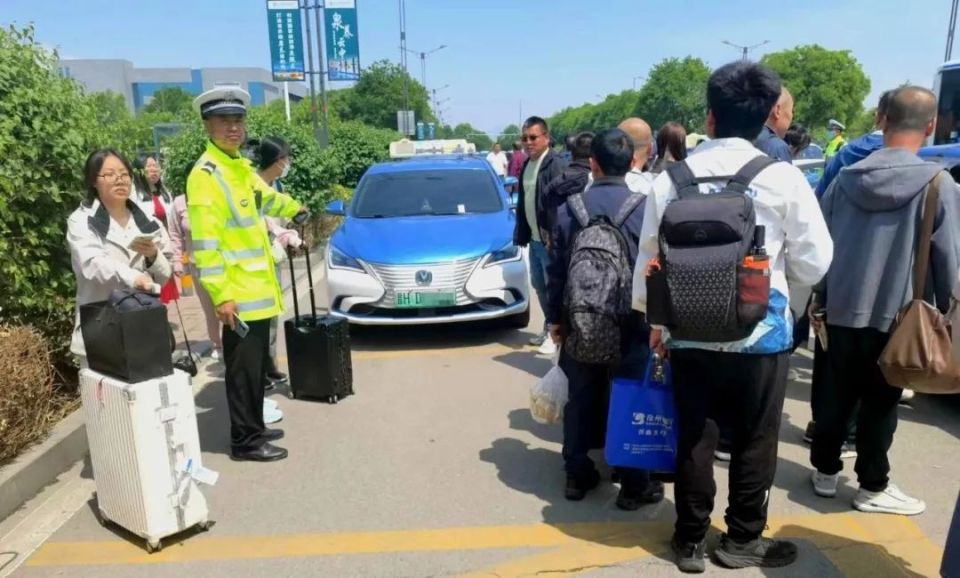 执勤交警现场纠违忻州交警提示:出租车辆在营运站候客时有序排队,体现