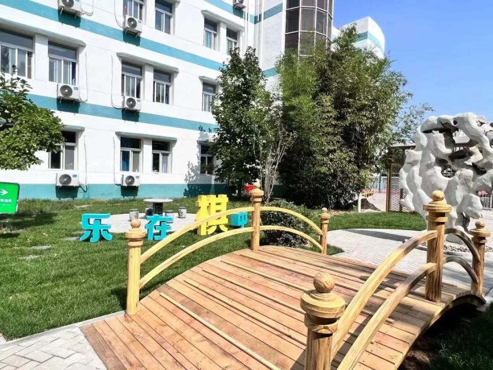 走进怀柔三小北校区,校园里环境优美,绿枝如"碧波"荡漾传送着学子的书
