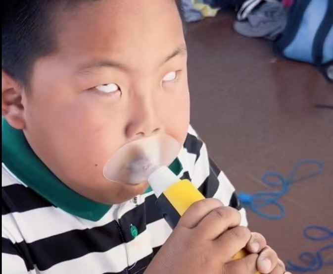 笑不活了!男孩做肺活量测试拼到全程翻白眼,网友:小孩胜负欲强_腾讯新