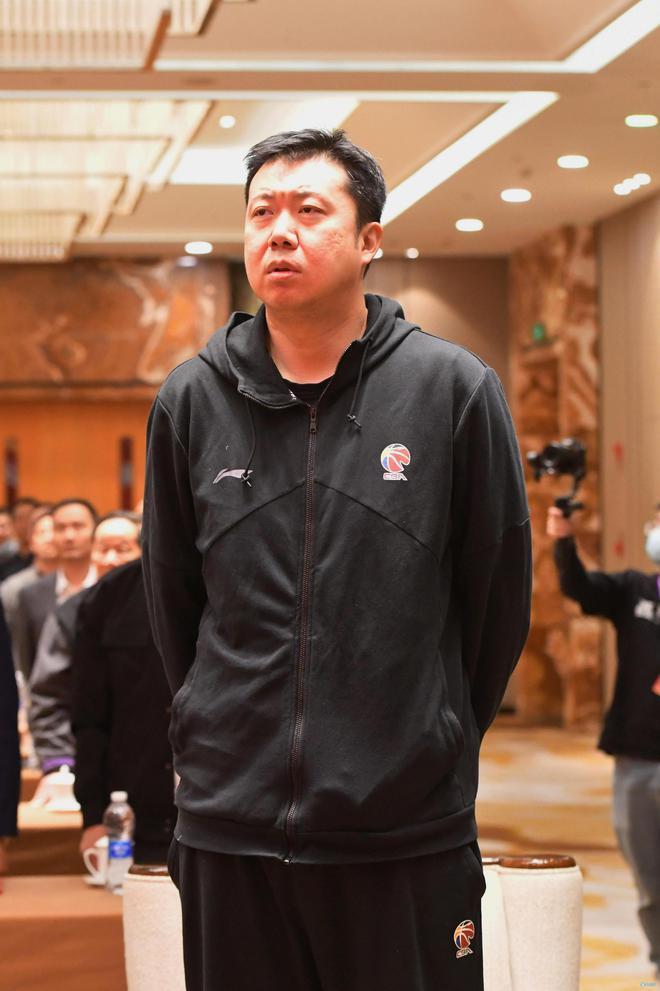 王治郅的退役生活,二婚娶小13岁美女主持人,领中美两份退休金