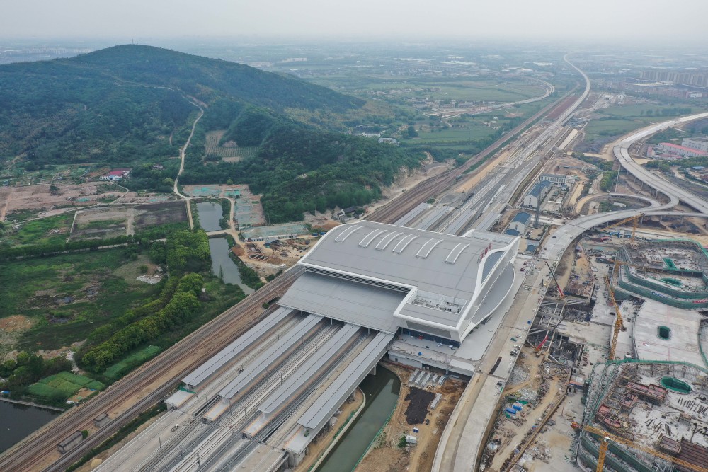 沪宁沿江高铁江阴站站房建设落成