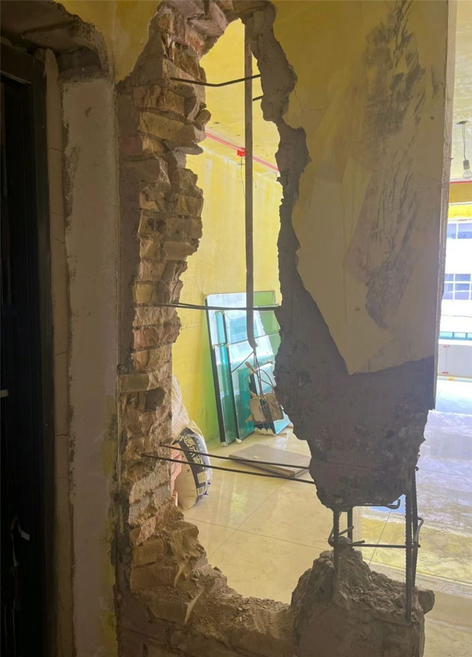 房子墙面开裂还能住吗？“3个情况”能补救，“1个问题”赶快跑_腾讯新闻