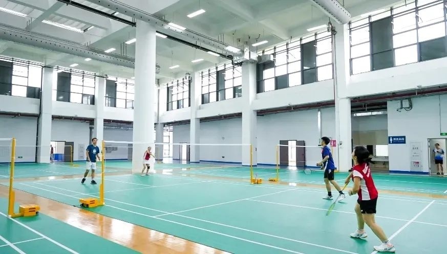 地铁直达的新地标!「草坪屋顶」体育馆开了