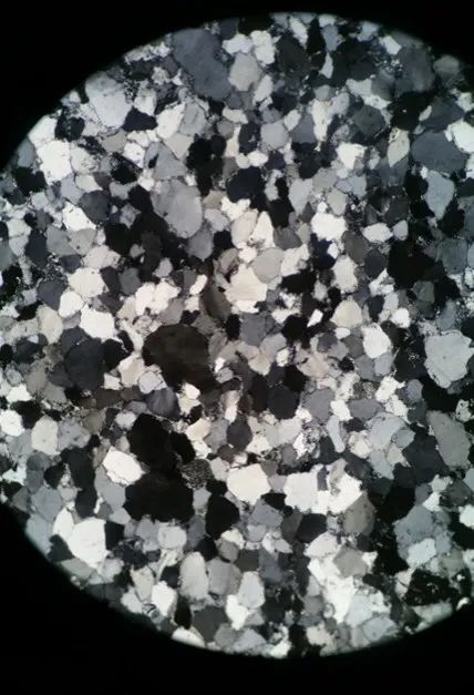 常成板状自形晶,具有两组完全解理,长石不耐风化,容易发生蚀变(如高岭